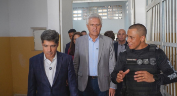 Caiado leva ACM Neto para conhecer sistema prisional que virou referência no país
